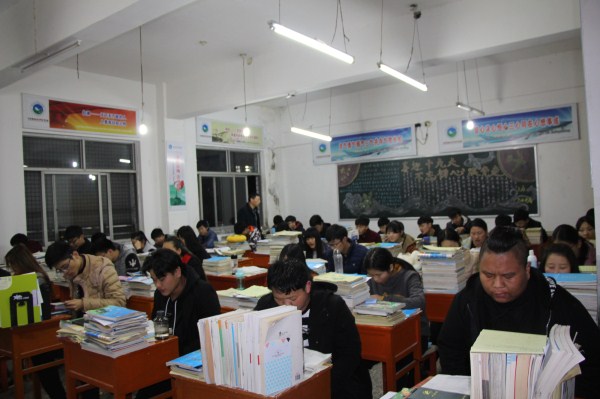 学校领导早自习检查教学秩序