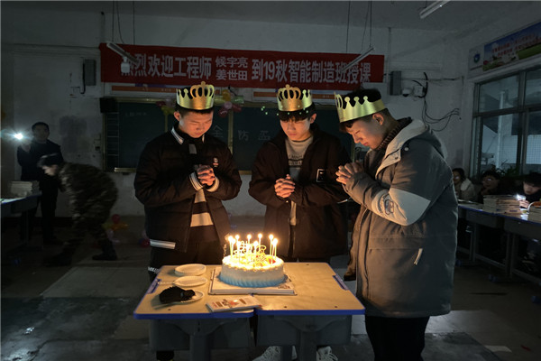 学生集体生日会 浓浓温情感人心