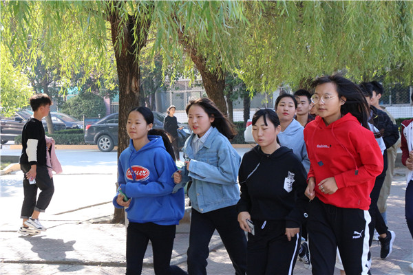 德育组教师参加校学生冬季运动会