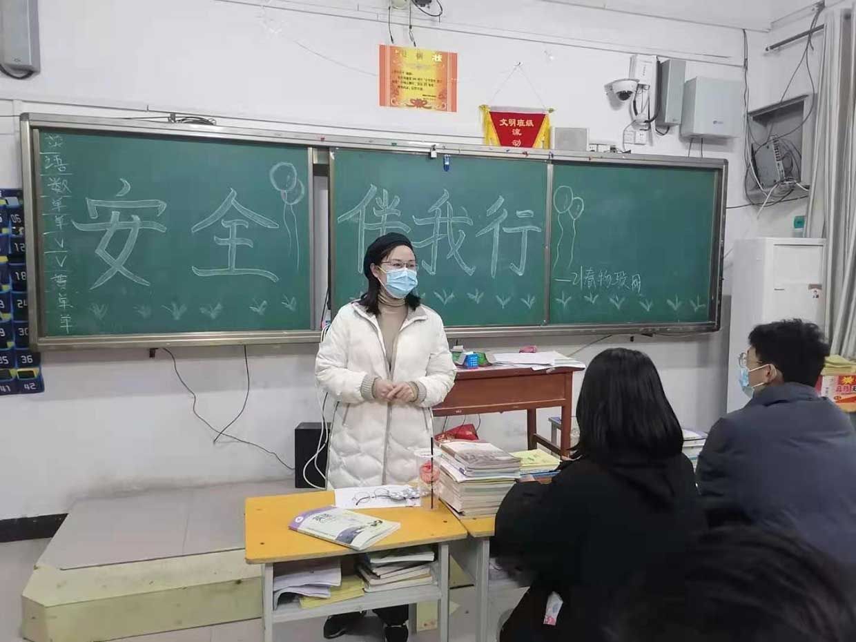 计算机专业部各班召开《安全伴我行》主题班会