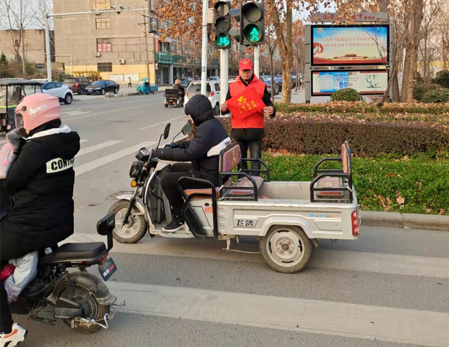 服装旅游专业部教师积极参与文明交通志愿服务活动