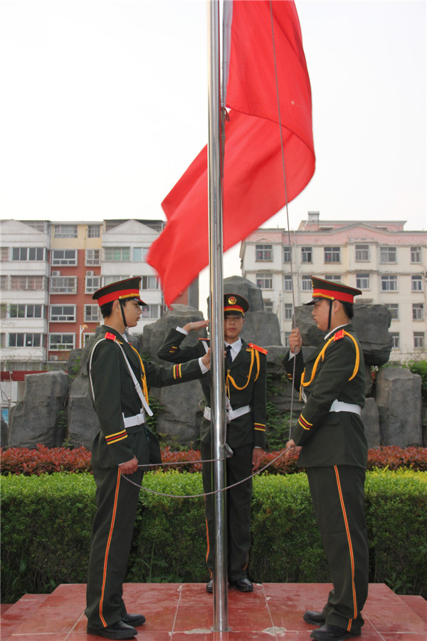 项城中专升旗仪式报道