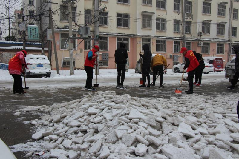 体育组教师第二次参加扫雪铲冰志愿服务活动