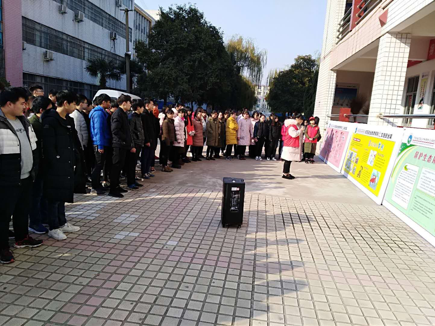 计算机专业部的学生共同学习校园安全