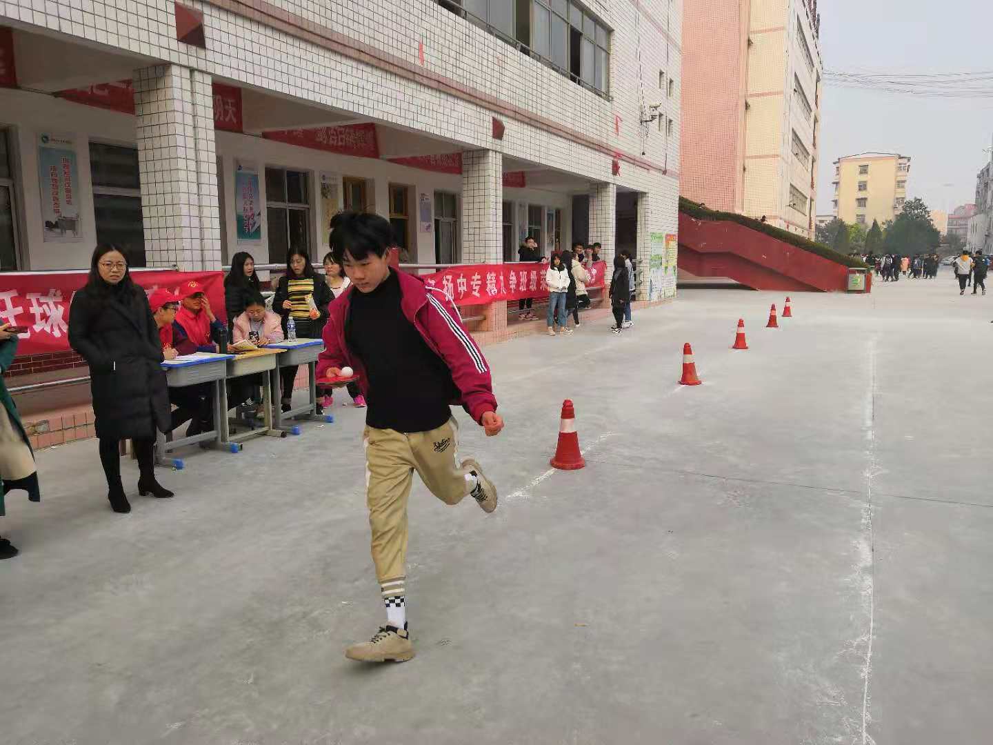 服装旅游专业学生参加学校运动会