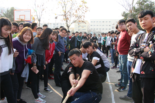 汽修专业部参加学校运动会