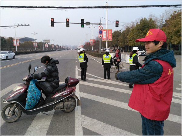 践行雷锋精神，志愿服务交通